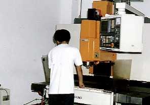CNC-mill.JPG (8055 bytes)